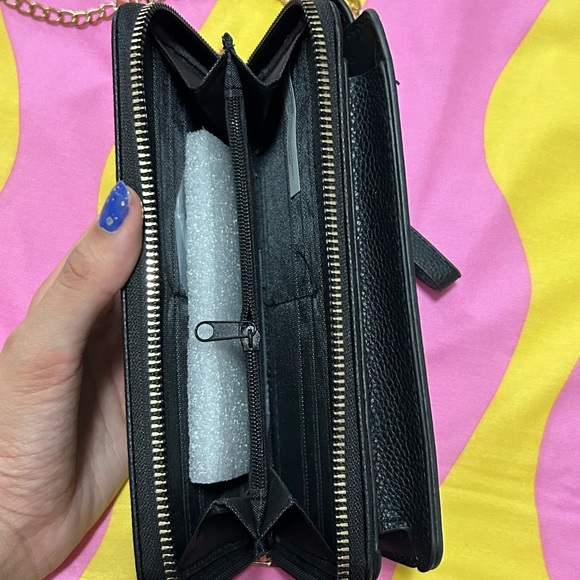 FREE IN BUNDLE! NWT Vegan Leather Bee Vertical Clutch - Picture 3 of 6